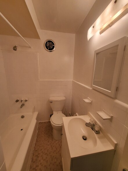 Building Photo - 3365 Drew St