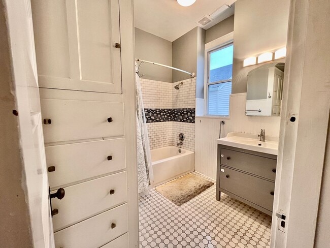 Building Photo - Four Bedroom Historic Clifton Gem!