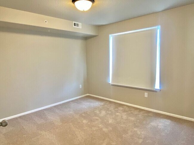 Building Photo - West Greeley Spacious Townhome With New Carpet!