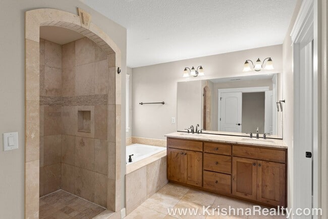 Building Photo - 4 Bedroom 3 Bath Upscale Luxury Fishers Landing Townhome