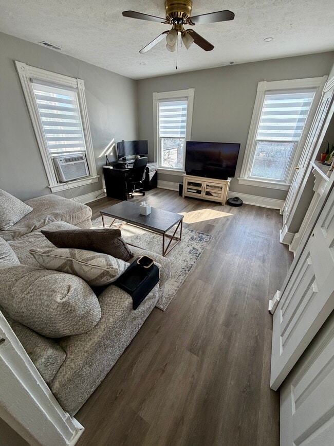 Building Photo - Eastern