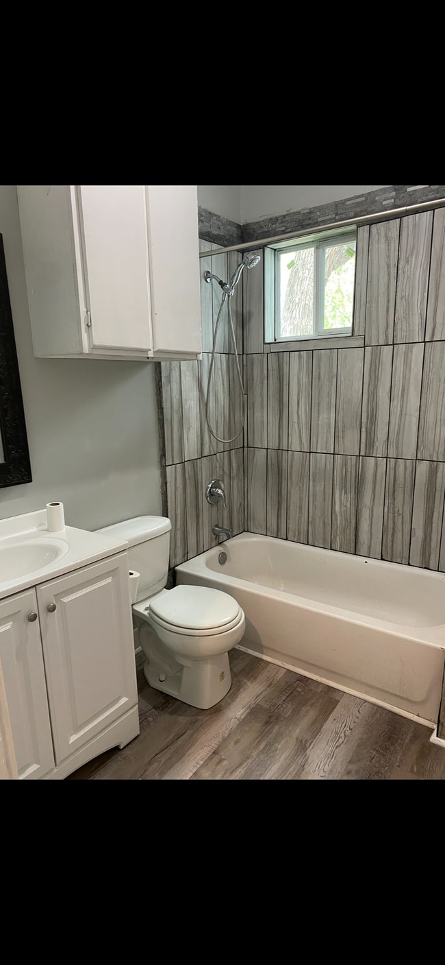 Building Photo - 1914 S Pine St