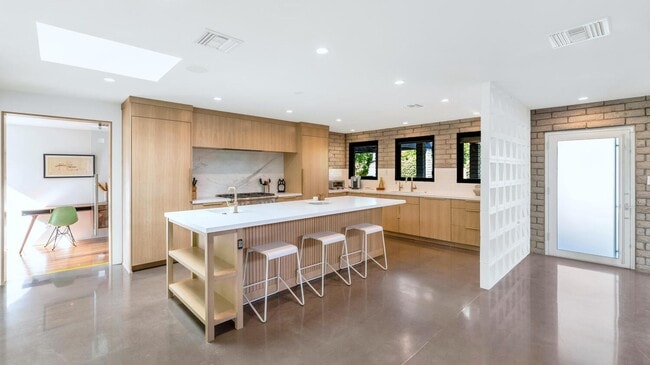 Building Photo - 3335 N Rose Cir Dr