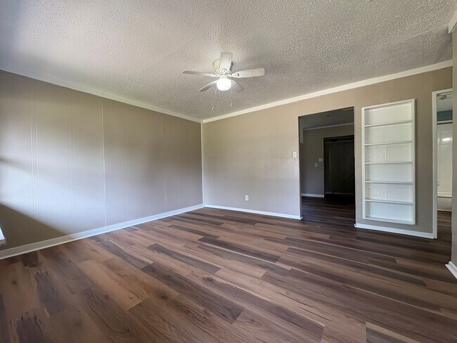 Building Photo - Amazing 3 Bed/1 Bath House FULLY remodeled with Central Air & Heat
