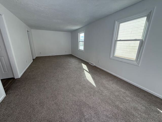 Building Photo - Large Duplex in North Peoria