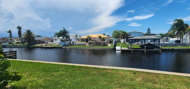 Building Photo - Canal front Home