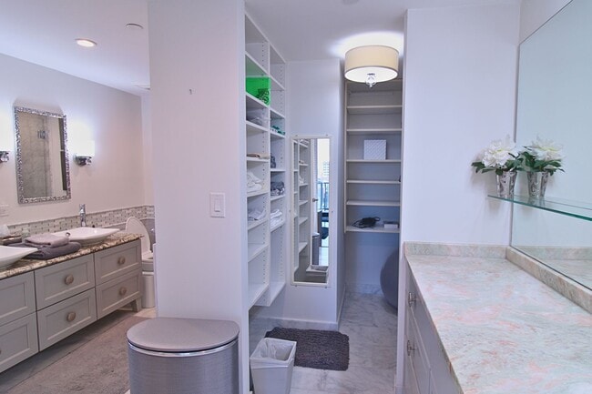 Building Photo - Luxury Living with Breathtaking City Views – Stunning Furnished 3BR/3BA in Bayfront Tower