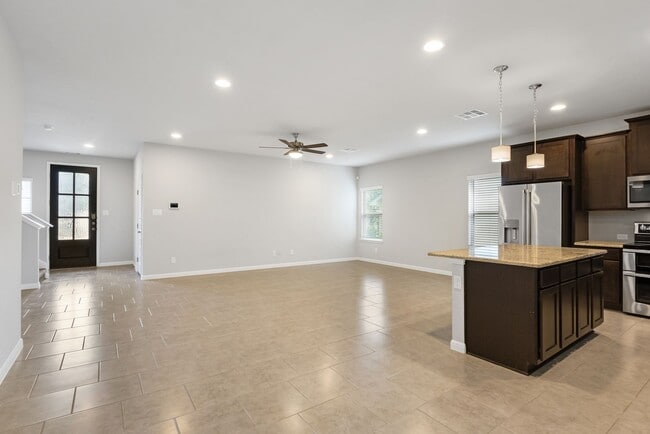 Building Photo - 3 Bedrooms and 2.5 Bathrooms located in Ca...