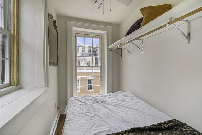 Building Photo - 342 King St