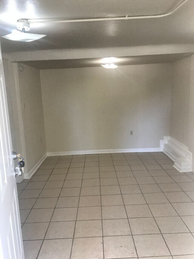 Building Photo - Mid-City Cutie