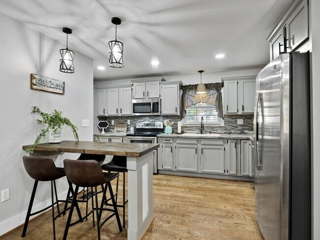 Building Photo - 2-Bedroom Furnished Home with Large Lot in...