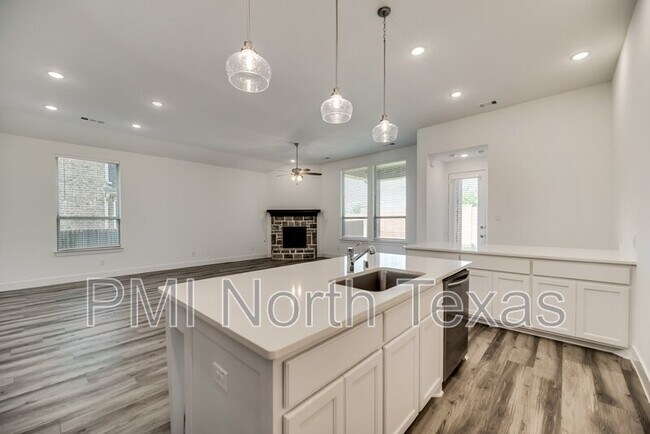 Building Photo - 405 Yellowstone Dr