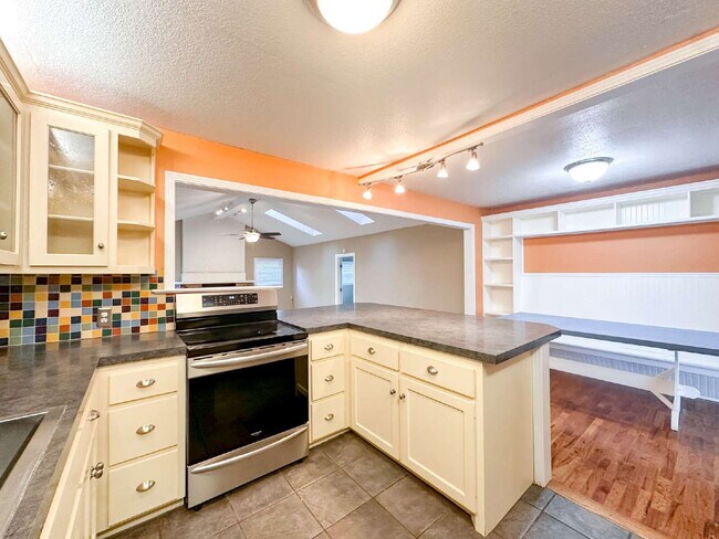 Building Photo - Large 3/2 in Tech Terrace