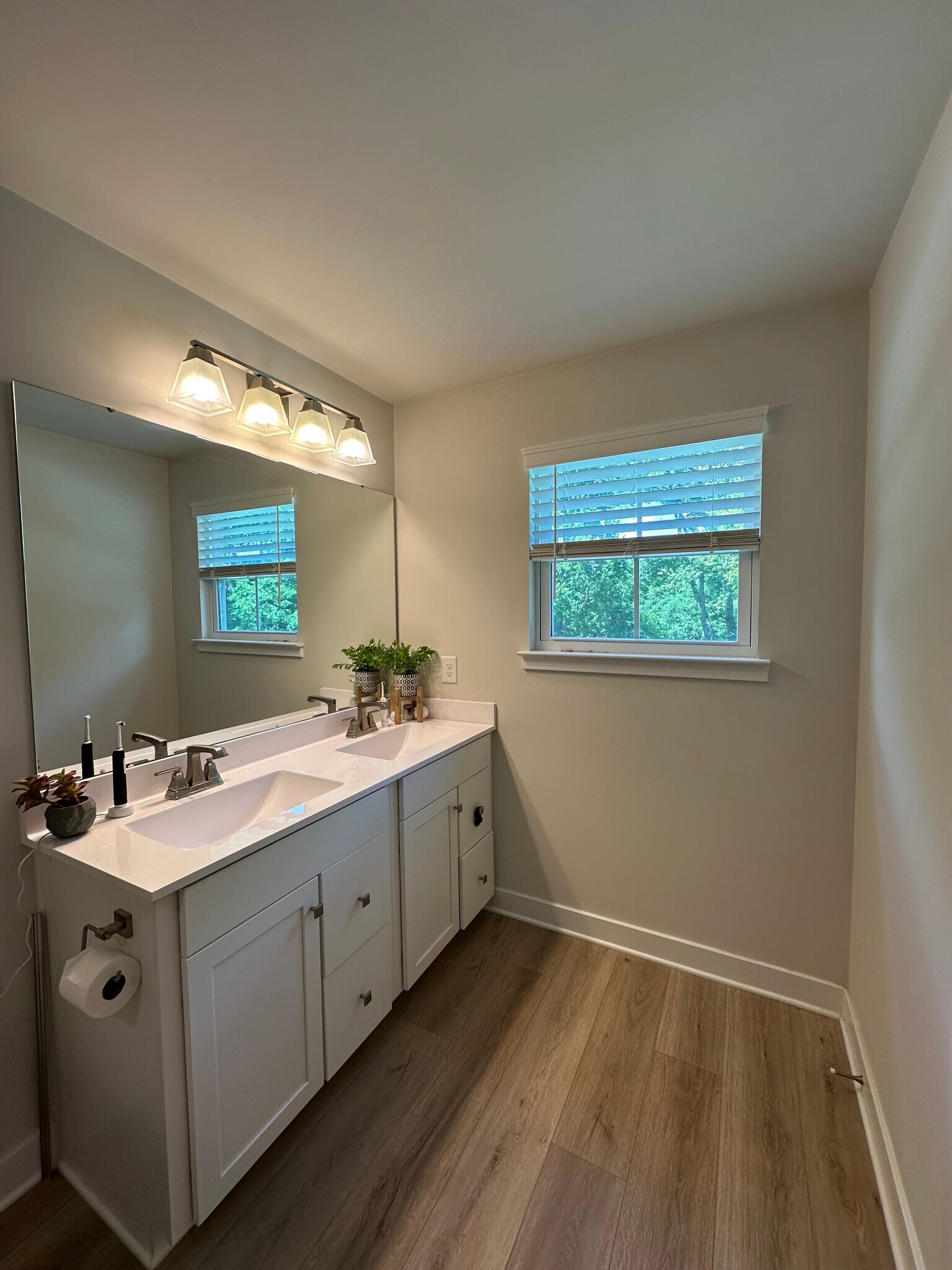 Building Photo - 1349 Crescent Ridge Dr