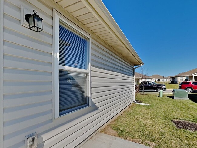 Building Photo - Charming 3BR/2BA Ranch Duplex w/ Garage – Colonial Gardens