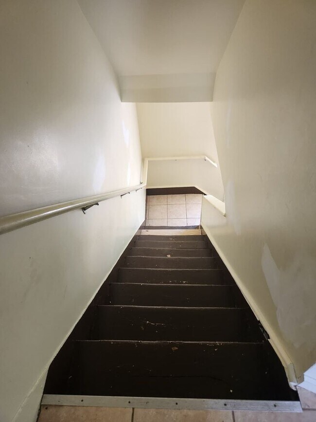 Building Photo - 413-415-415 N 6th Ave