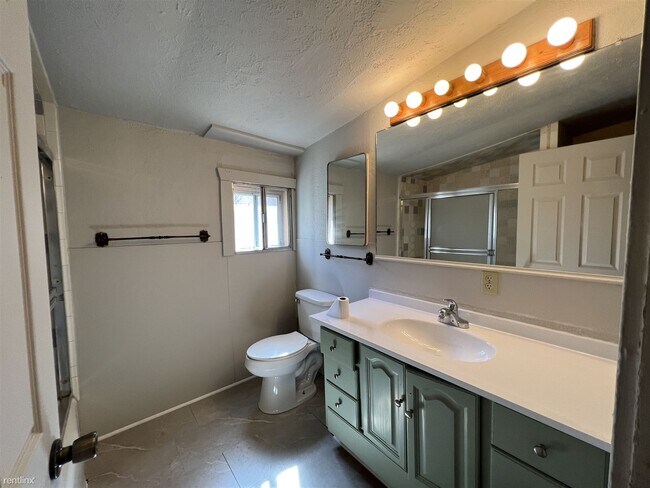 Building Photo - 1 br, 1 bath Triplex - 900 Elm Street 2