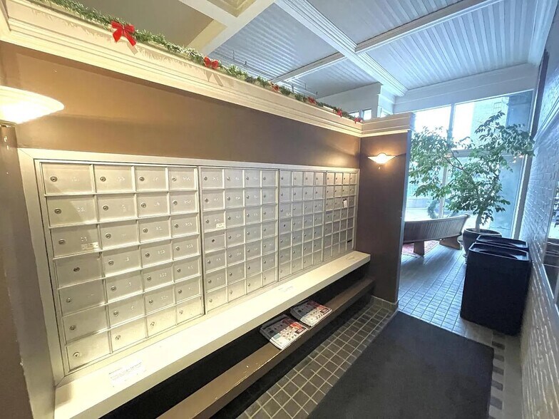 Building Photo - 234 N Broadway