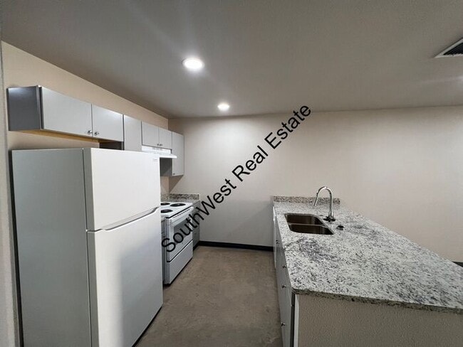 Building Photo - Spacious 2 bedroom 2 Bath apartment