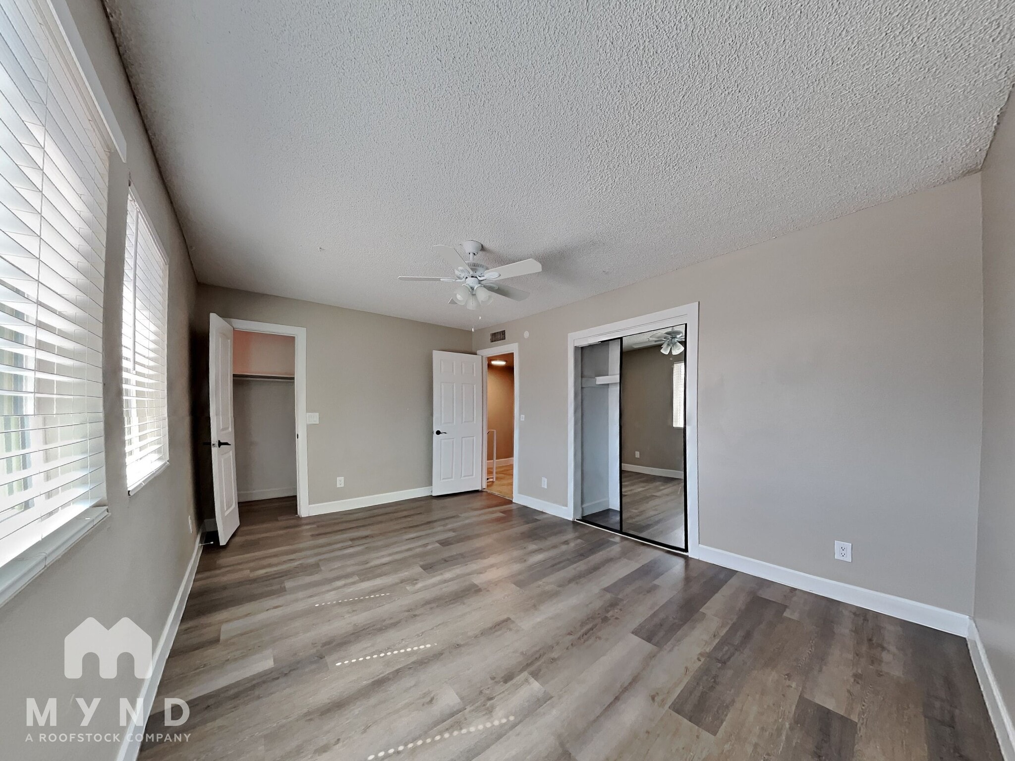 Building Photo - 2132 W Glenrosa Ave