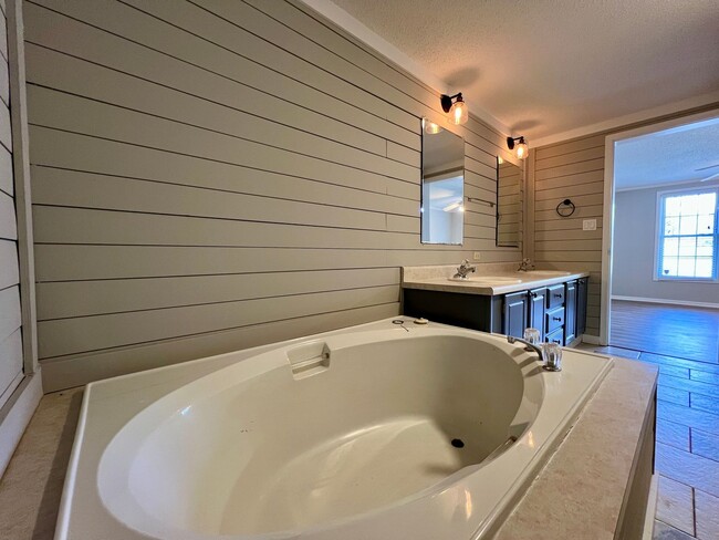 Building Photo - 3-Bed, 2-Bath home in N. Asheville!