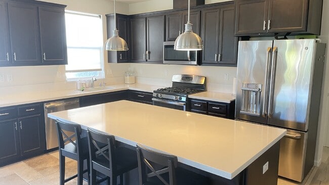 Building Photo - Gorgeous 4 Bed/4 Bath End Unit Condo with ...
