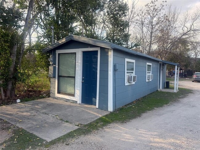 Building Photo - 2113 River Rd