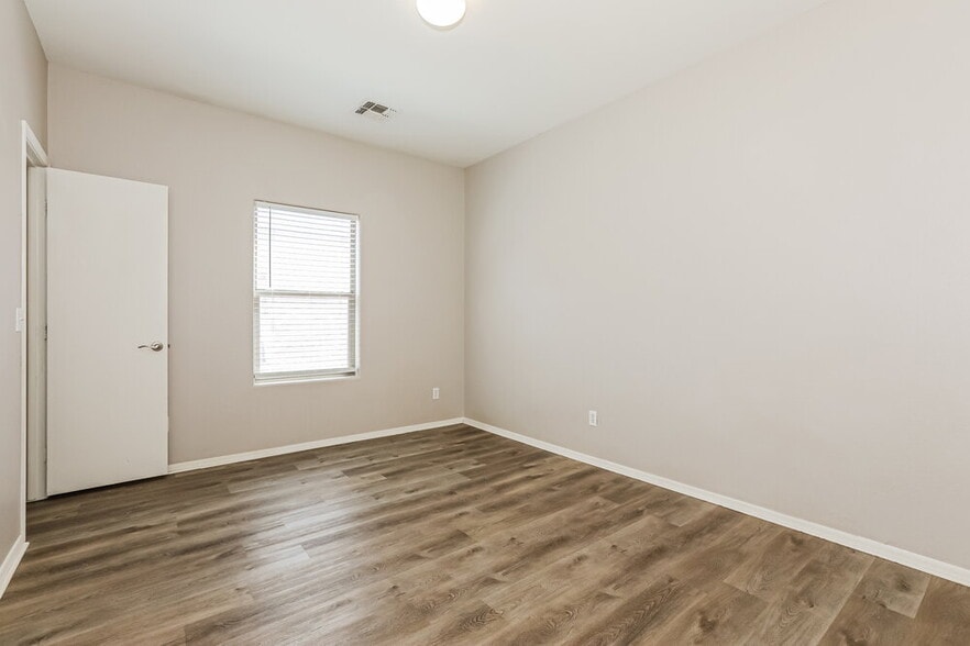 Building Photo - 1733 E Silversmith Trail