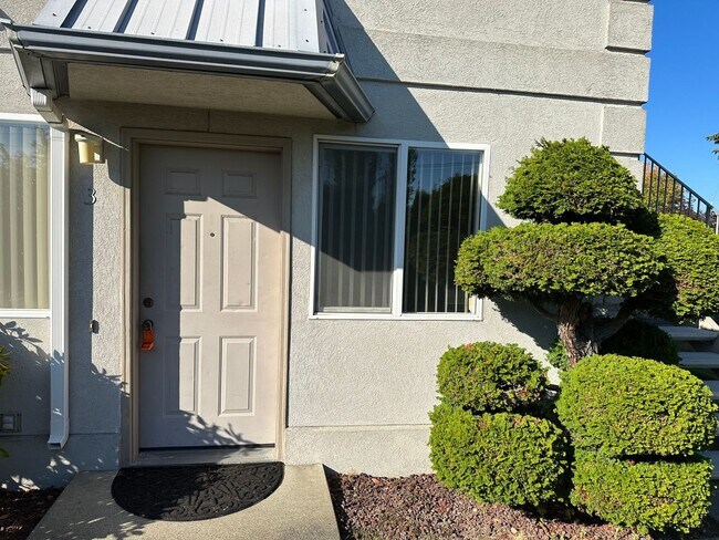 Building Photo - 1 Bedroom, 1 Bathroom Lower Unit in Small Apartment Building Close to BTC