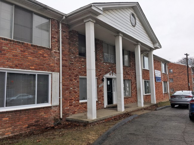 Building Photo - Colonial Manor Apartments