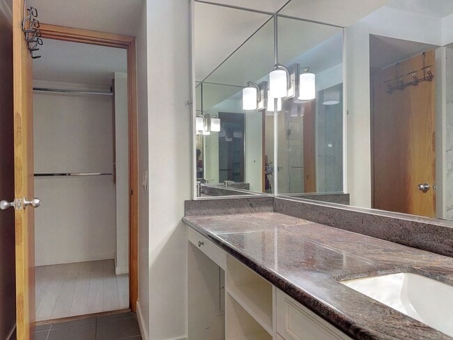 Building Photo - Stunning Kakaako 2 Bedroom at Nauru Tower