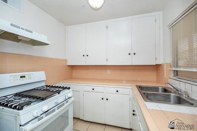 Building Photo - 276 S 17th Ave