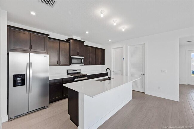 Building Photo - 823 SW Pr Ave