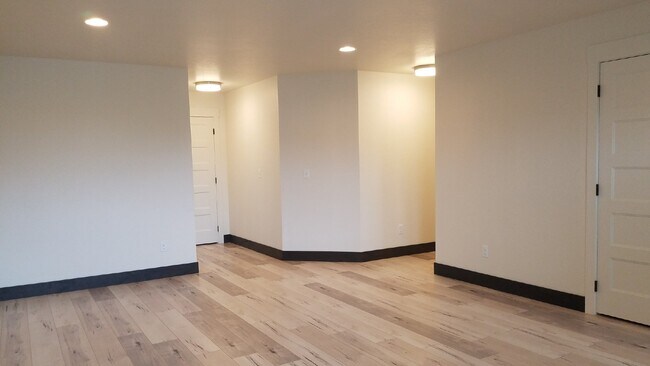 Building Photo - Beautiful 2 bed/2 bath with washer/dryer