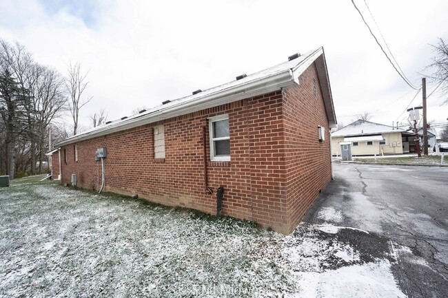 Building Photo - "Cozy 1-Bedroom Gem in Greenfield – Perfec...