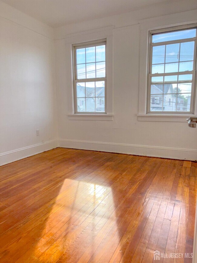 Building Photo - 142 Longfellow St