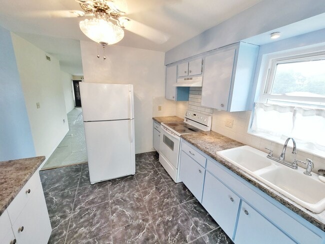 Building Photo - 2 Bedroom 1 Bath Second Floor Condo in St....