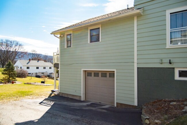 Building Photo - 10 Wallace Aveune