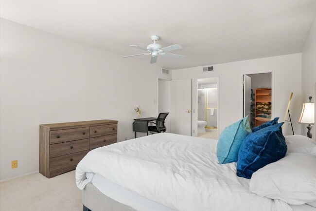 Building Photo - 7910 E Camelback Rd