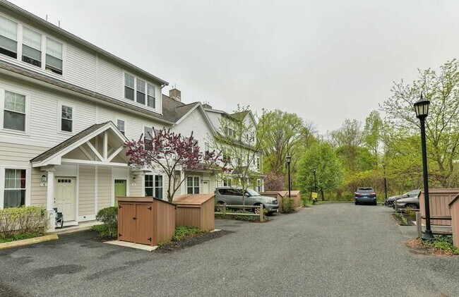 Building Photo - 3 Lark Dr