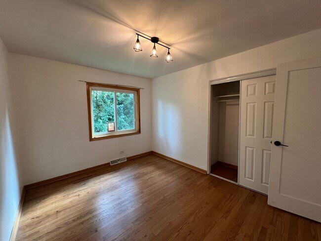 Building Photo - 403 E Lake Ave