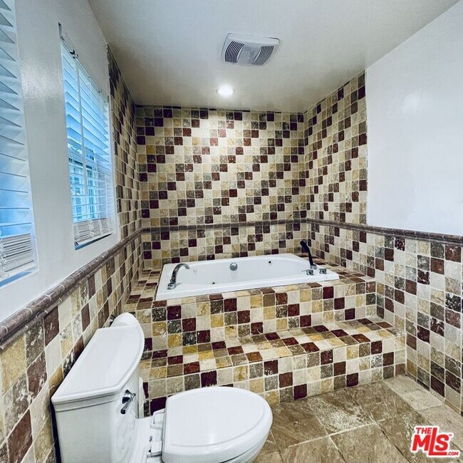 Building Photo - 11158 Newcastle Ave