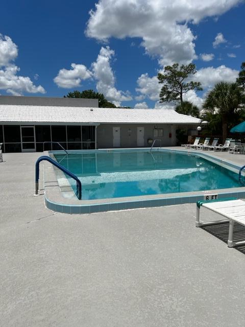 Building Photo - 301 SE Castle Ct