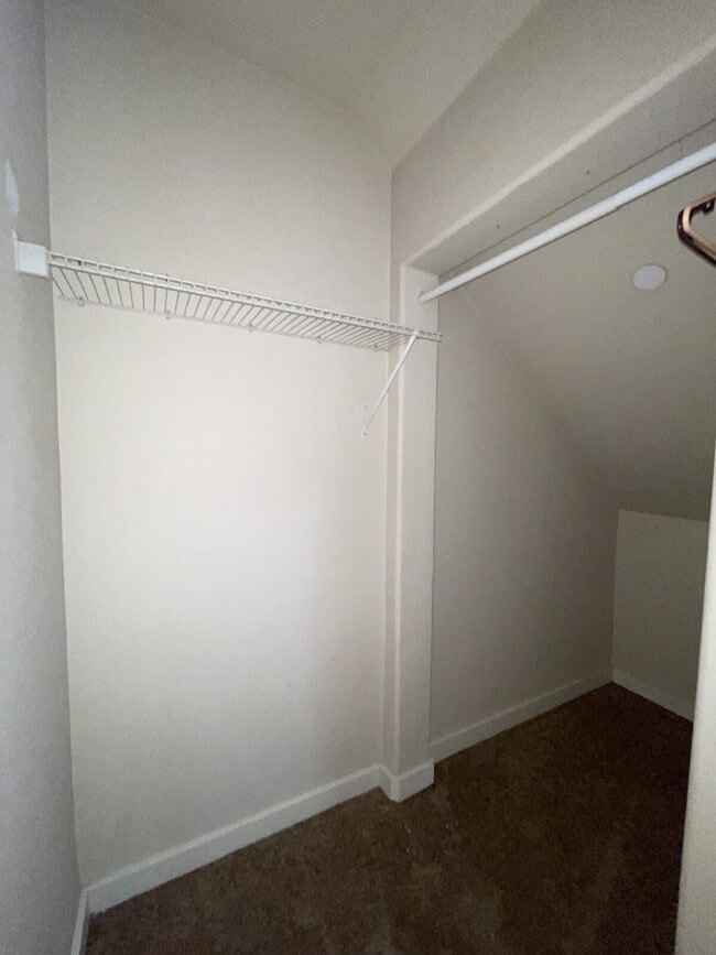 Building Photo - 1 Bedroom, 1 Bathroom Condo with Modern Kitchen and Hardwood Floors