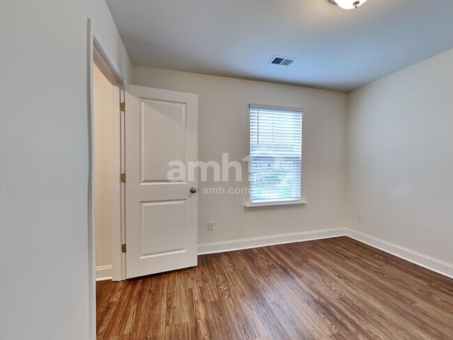 Building Photo - 526 Lateleaf Dr