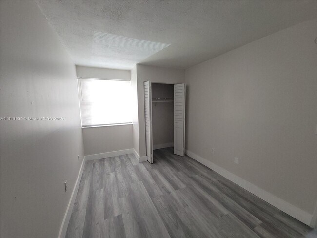 Building Photo - 251 W Park Dr