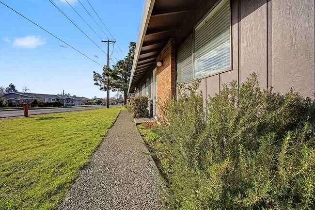 Building Photo - 421-423 Toliver Rd