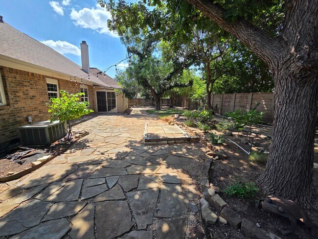 Building Photo - FOR LEASE!! Great location!