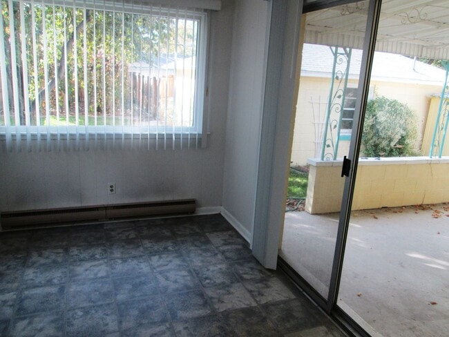 Building Photo - Cozy 2 bedroom house near old town Longmont!