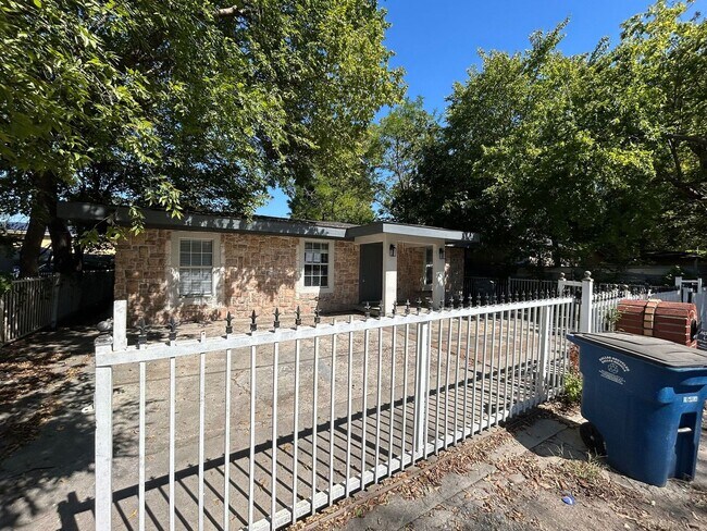 Building Photo - 4915 Heyworth Ave